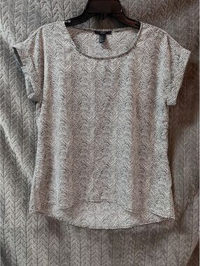 Forever 21 Black and White Chevron Pattern Short Sleeve Top Size S